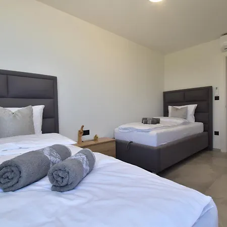 Spectacular X With Heated Pool Overlooking Split And Sea